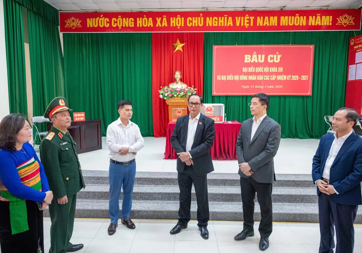 Ph&oacute; Chủ tịch Quốc hội Trần Quang Phương: Hướng dẫn kh&aacute;ch lưu tr&uacute; tiến h&agrave;nh bỏ phiếu khi kh&ocirc;ng thể trở về nơi bầu cử - Ảnh 1.