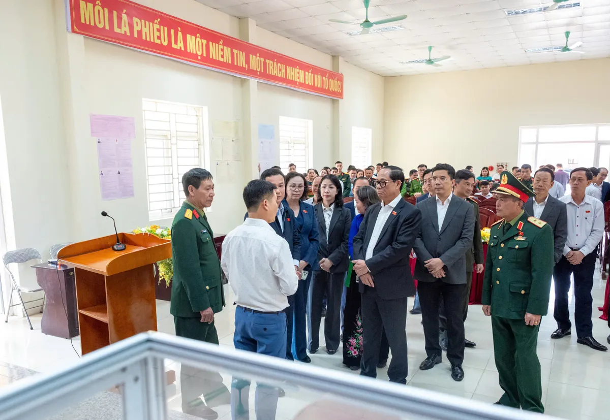 Ph&oacute; Chủ tịch Quốc hội Trần Quang Phương: Hướng dẫn kh&aacute;ch lưu tr&uacute; tiến h&agrave;nh bỏ phiếu khi kh&ocirc;ng thể trở về nơi bầu cử - Ảnh 2.