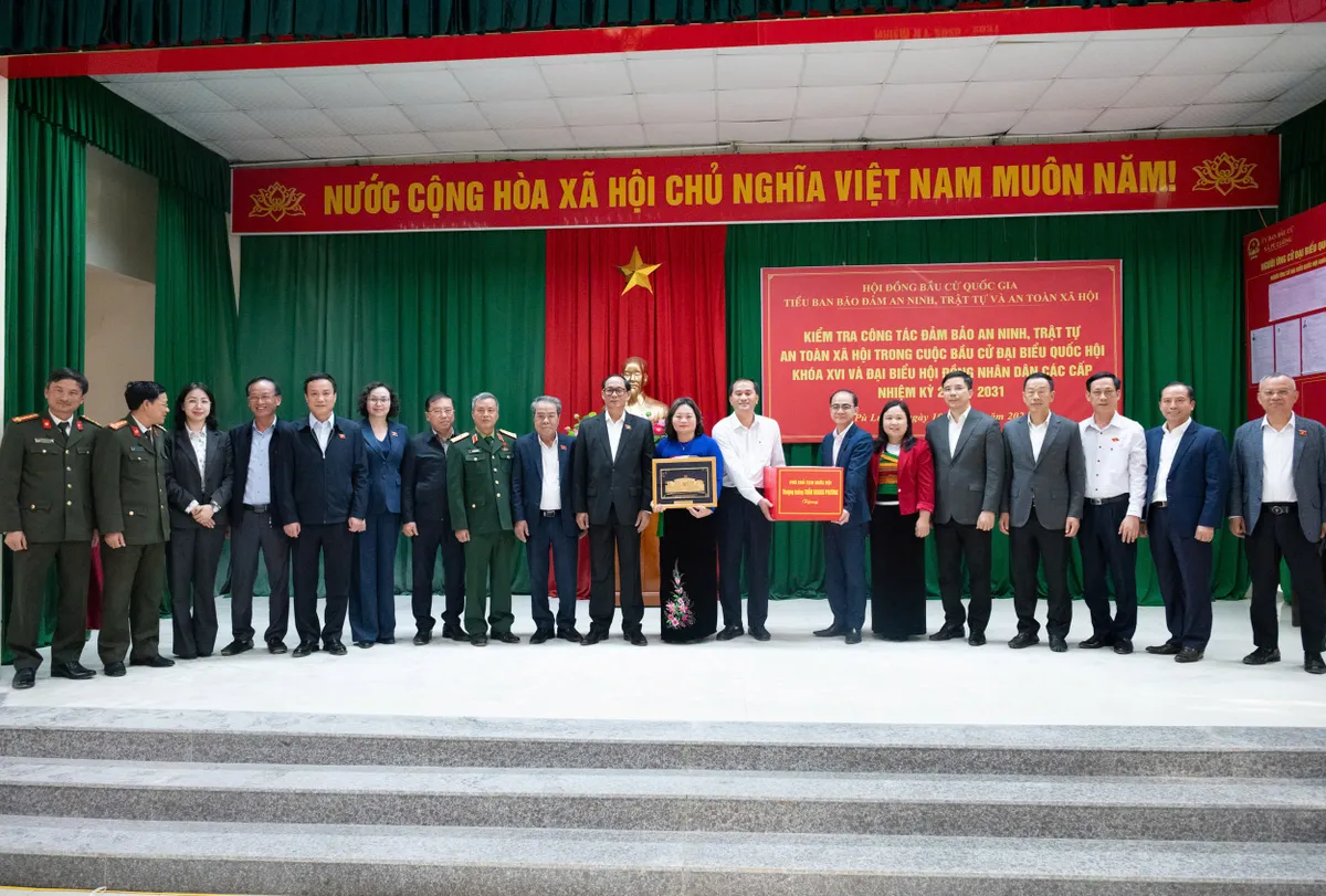 Ph&oacute; Chủ tịch Quốc hội Trần Quang Phương: Hướng dẫn kh&aacute;ch lưu tr&uacute; tiến h&agrave;nh bỏ phiếu khi kh&ocirc;ng thể trở về nơi bầu cử - Ảnh 4.