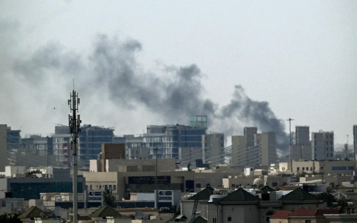 Khói đen do cuộc không kích của Iran bốc lên ở Doha, Qatar, ngày 5/3 (Ảnh: AFP)