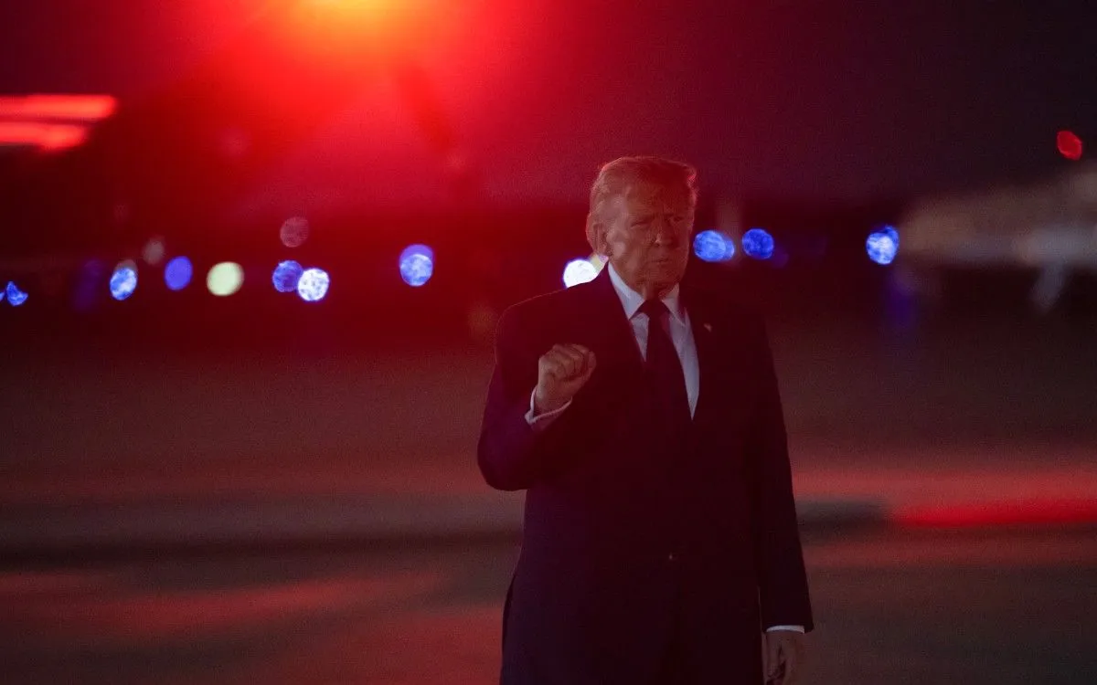 Tổng thống Mỹ Donald Trump bước xuống từ chuyên cơ Air Force One khi đến căn cứ không quân Andrews ở Maryland, ngày 9/3/2026 (Ảnh: AFP)