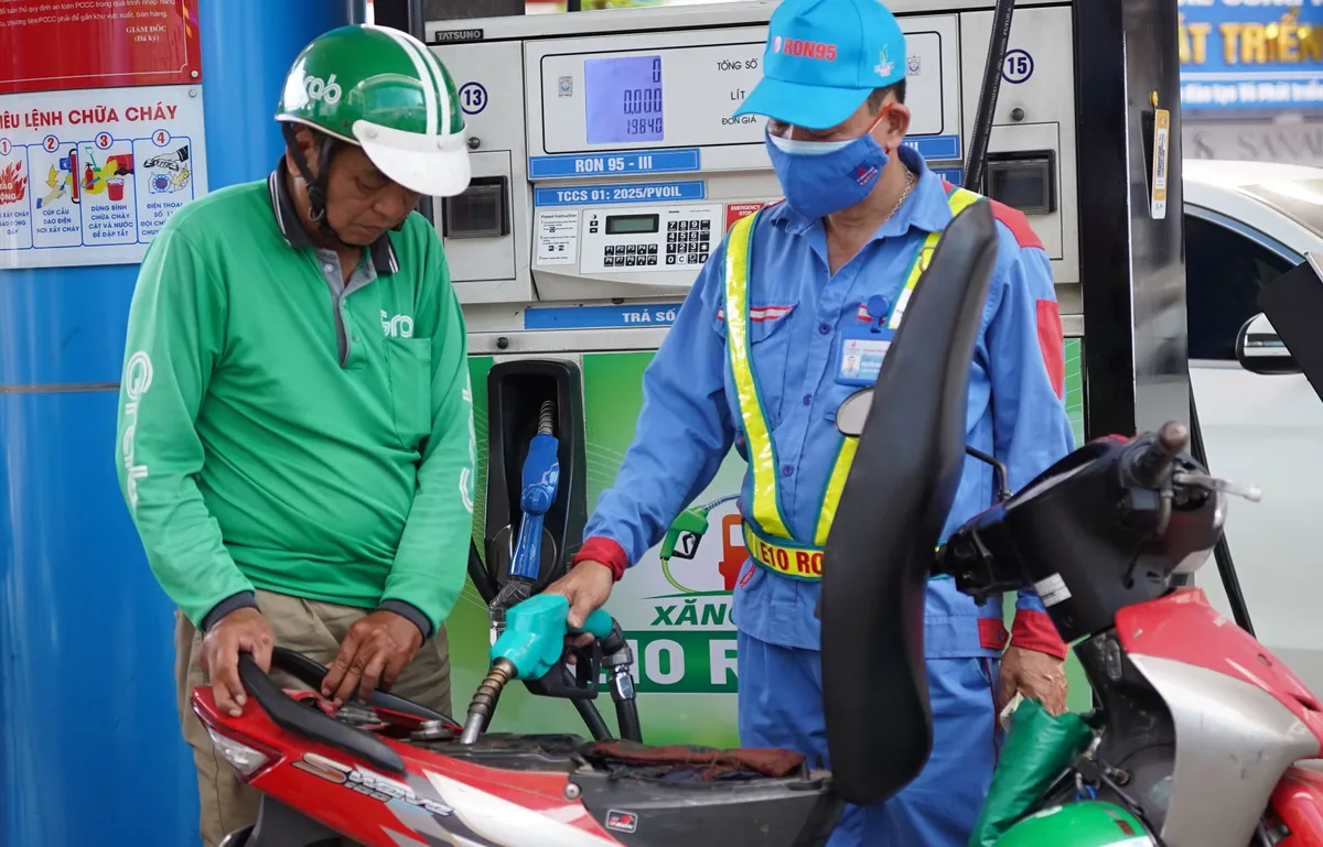 Người d&acirc;n linh hoạt "xoay xở" tiết kiệm xăng dầu - Ảnh 2.