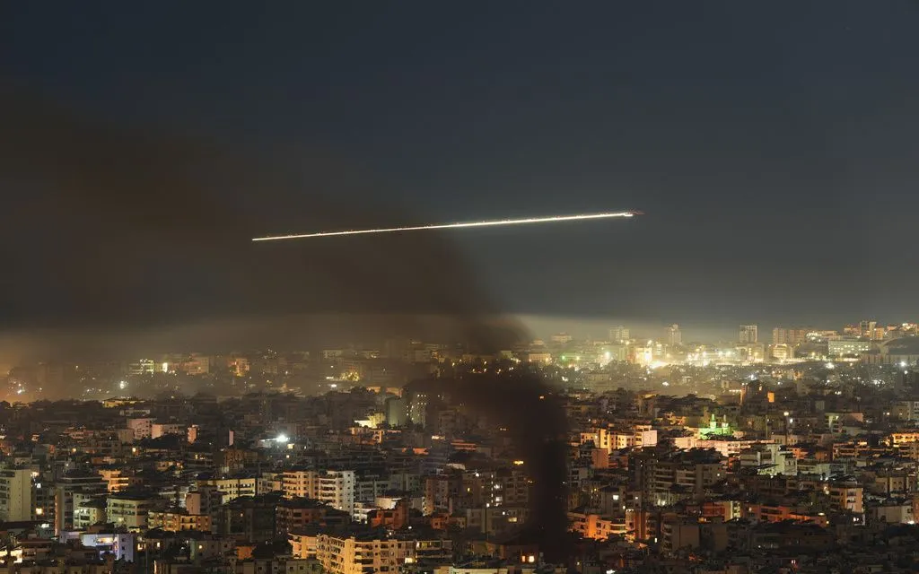 Khói bốc lên từ các cuộc không kích của Israel ở Dahiyeh, vùng ngoại ô phía Nam Beirut, Lebanon,ngày 5/3/2026 (Ảnh minh họa: AP)