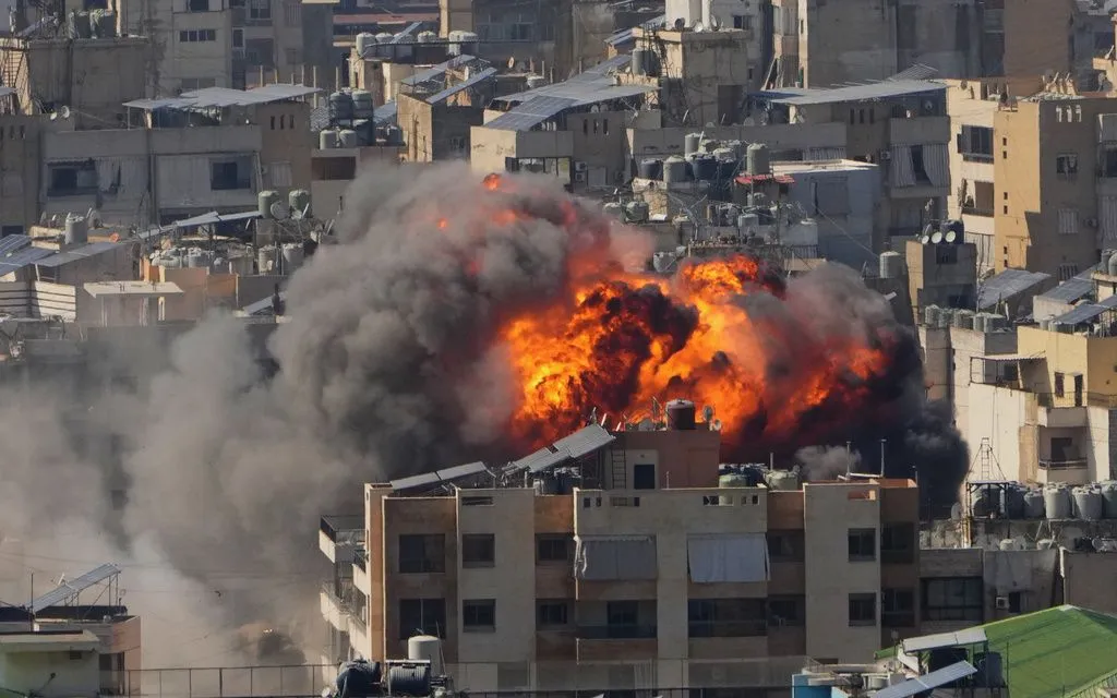 Khói lửa bốc lên sau cuộc không kích của Israel tại Dahiyeh, vùng ngoại ô phía Nam Beirut, Lebanon, ngày 9/3/2026 (Ảnh: AP)