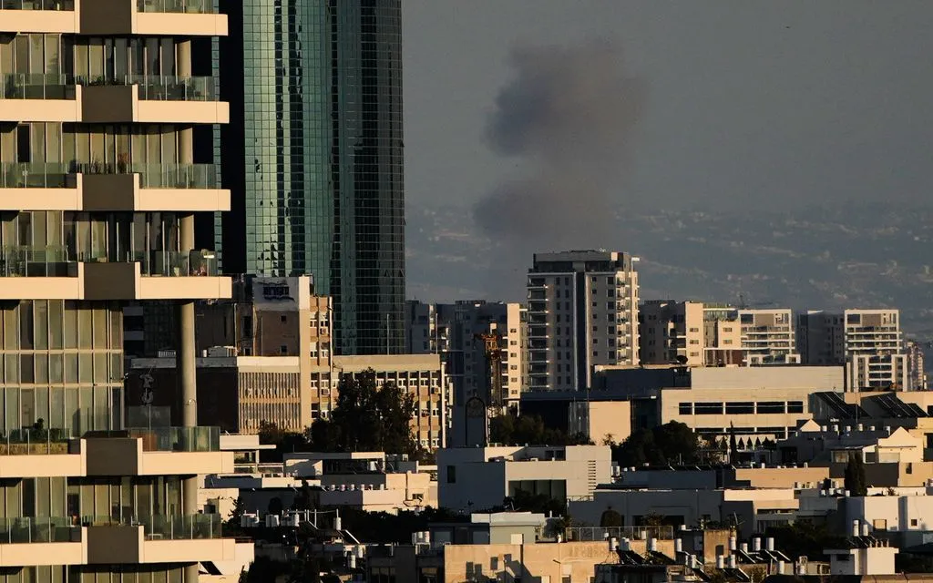 Khói bốc lên nghi ngút sau vụ tấn công tên lửa của Iran ở miền Trung Israel, ngày 9/3/2026 (Ảnh: AP)