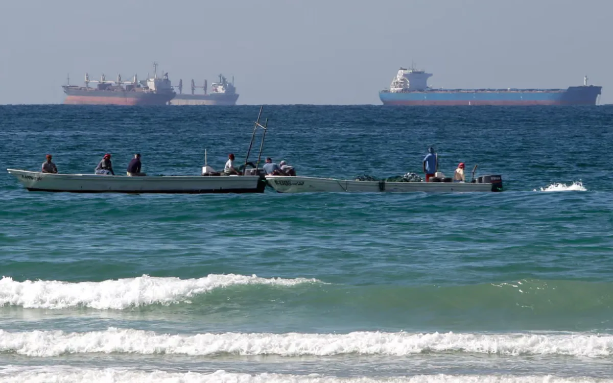 Ngư dân đánh bắt cá trước các tàu chở dầu ở phía Nam eo biển Hormuz (Ảnh: AP)