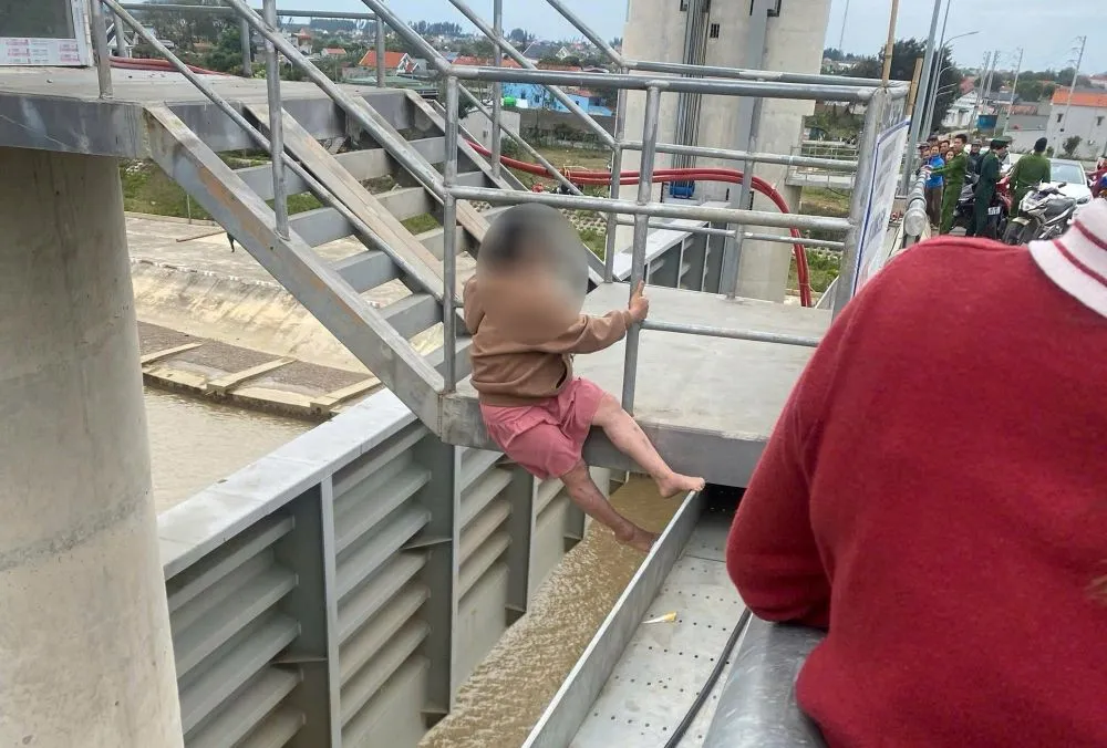 Giải cứu phụ nữ mang thai định nhảy cầu tự tử ở Thanh H&oacute;a - Ảnh 1.