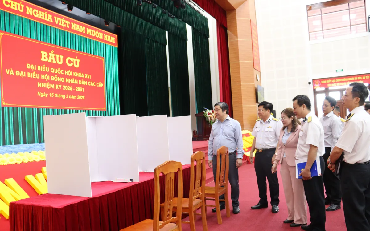 Đoàn kiểm tra tiến hành kiểm tra thực tế khu vực ghi phiếu bầu.