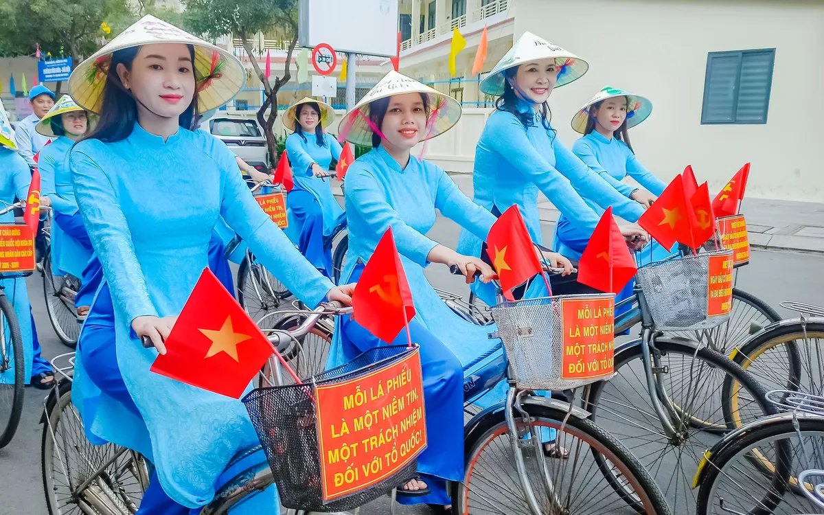 Tuyên truyền cổ động trực quan bằng xe đạp với sự tham gia của đông đảo cán bộ, công chức, đoàn viên, hội viên. Ảnh: Phường Nha Trang