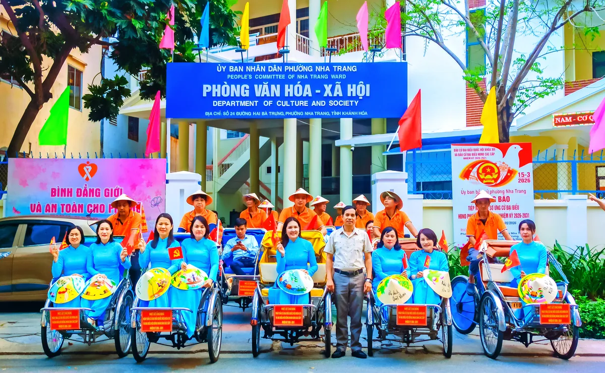 Từ những chuyến xe tuy&ecirc;n truyền lưu động, lan tỏa kh&ocirc;ng kh&iacute; ng&agrave;y hội bầu cử ở Kh&aacute;nh H&ograve;a - Ảnh 2.