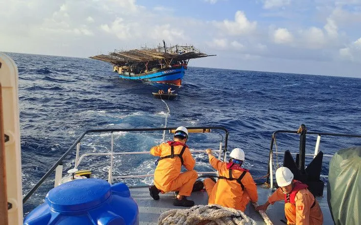 Lực lượng cứu nạn tiếp cận tàu cá bị nạn.