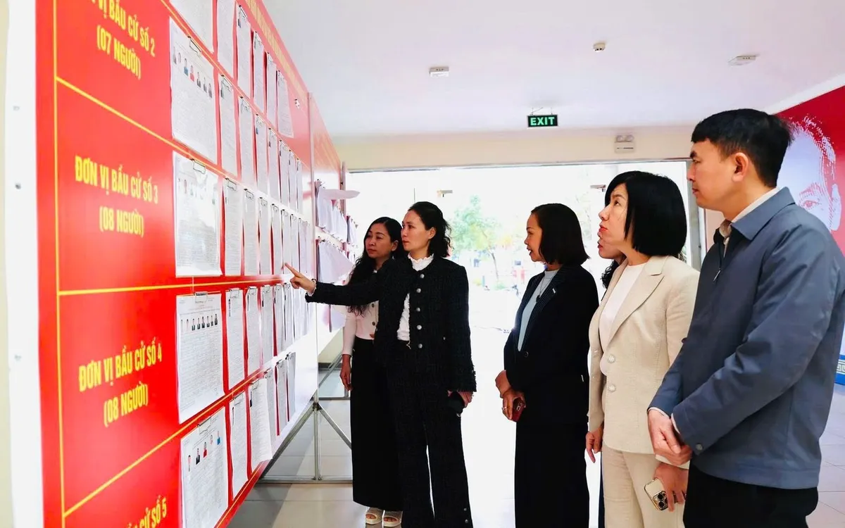 Bí thư Đảng ủy, Chủ tịch HĐND phường Dương Nội Cấn Thị Việt Hà kiểm tra công tác chuẩn bị bầu cử trên địa bàn phường.