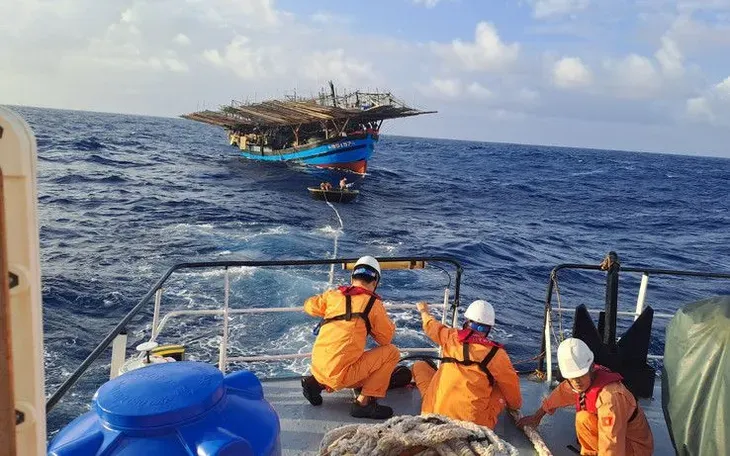 Cứu nạn th&agrave;nh c&ocirc;ng 34 ngư d&acirc;n tr&ecirc;n v&ugrave;ng biển ngo&agrave;i khơi Kh&aacute;nh H&ograve;a- Ảnh 1.