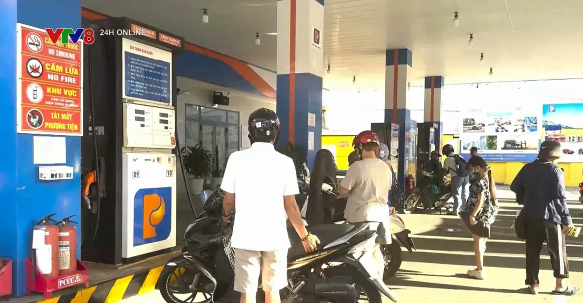 Ch&iacute;nh phủ chi tạm ứng 8.000 tỷ đồng: &ldquo;Phao cứu sinh&rdquo; b&igrave;nh ổn gi&aacute; xăng dầu- Ảnh 1.