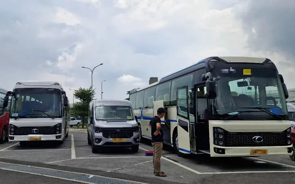 Giá xăng dầu tăng, doanh nghiệp vận tải Hà Nội đồng loạt điều chỉnh giá cước- Ảnh 1. Giá xăng dầu tăng, doanh nghiệp vận tải Hà Nội đồng loạt điều chỉnh giá cước- Ảnh 1.