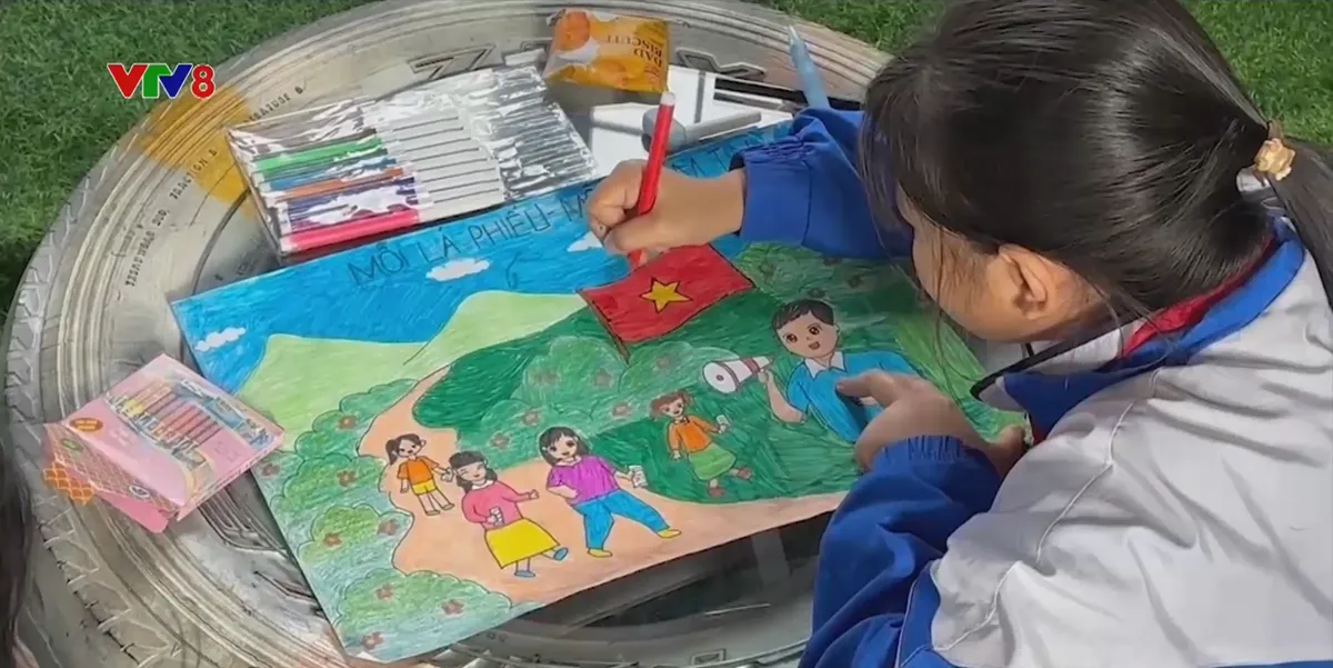 Học sinh người Xơ Đăng vẽ tranh cổ động ng&agrave;y bầu cử- Ảnh 2.