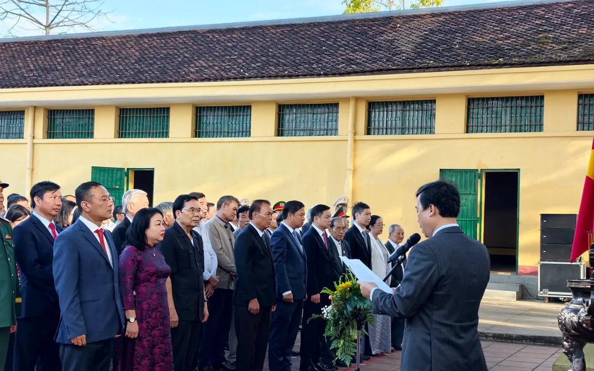 Lãnh đạo tỉnh Đắk Lắk dâng hương tưởng nhớ các anh hùng liệt sĩ.