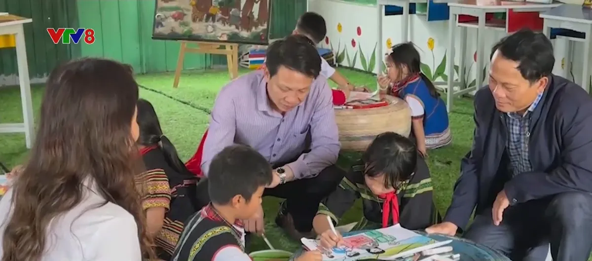 Học sinh người Xơ Đăng vẽ tranh cổ động ng&agrave;y bầu cử- Ảnh 3.