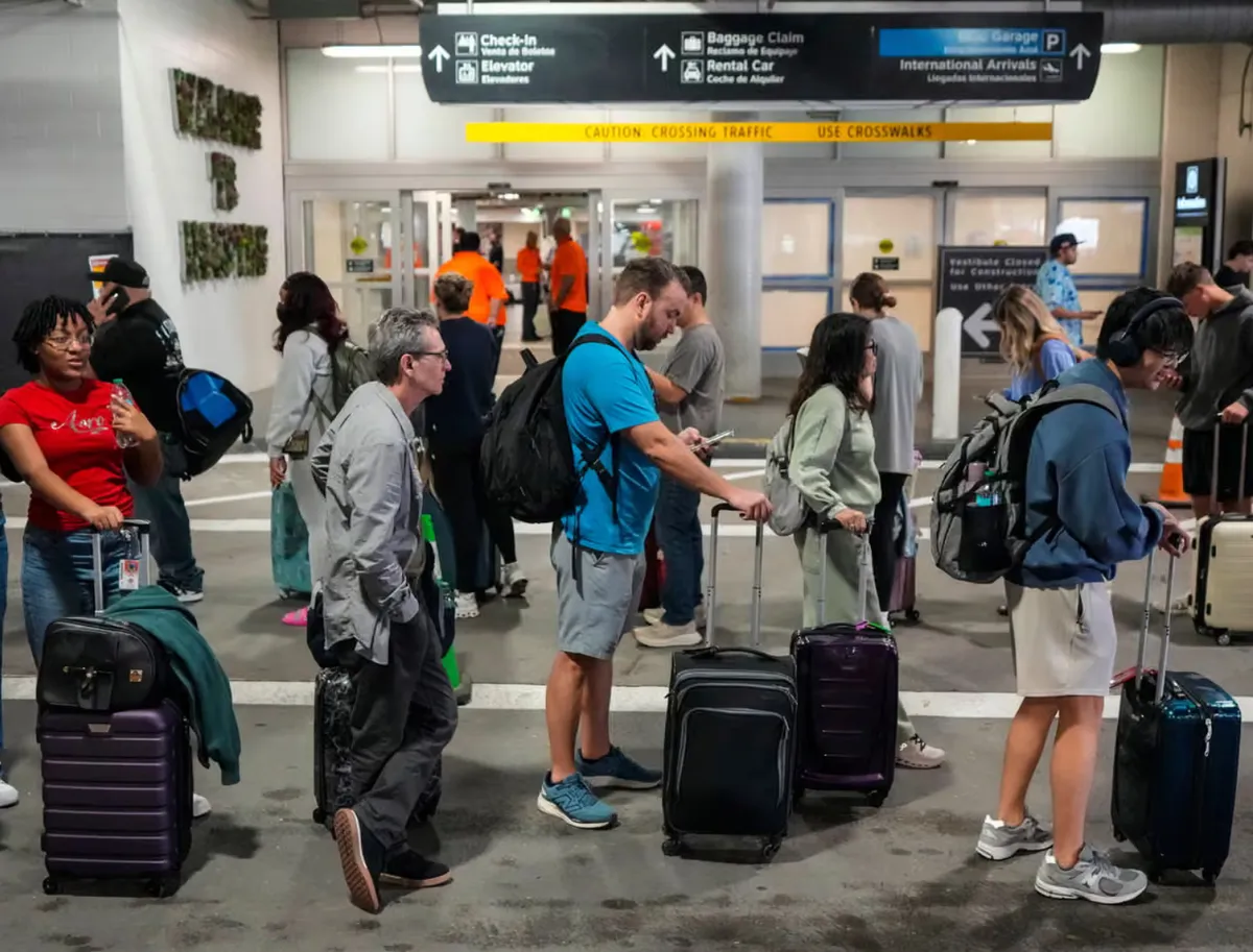 S&acirc;n bay tr&ecirc;n khắp nước Mỹ qu&aacute; tải do ch&iacute;nh phủ đ&oacute;ng cửa một phần - Ảnh 1.