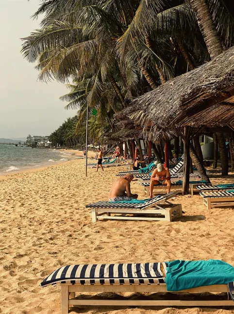 Khách Nhật đổ về biển Việt Nam: Sức hút từ cát trắng, khí hậu ấm áp và trải nghiệm nghỉ dưỡng- Ảnh 1. Khách Nhật đổ về biển Việt Nam: Sức hút từ cát trắng, khí hậu ấm áp và trải nghiệm nghỉ dưỡng- Ảnh 1.