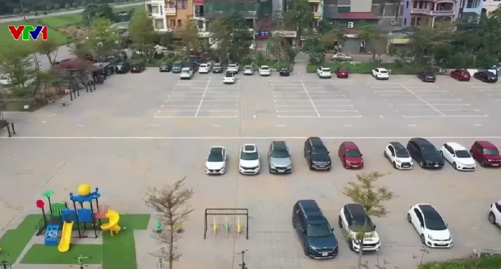 Lấn chiếm kh&ocirc;ng gian c&ocirc;ng cộng để đỗ &ocirc; t&ocirc;  - Ảnh 1.