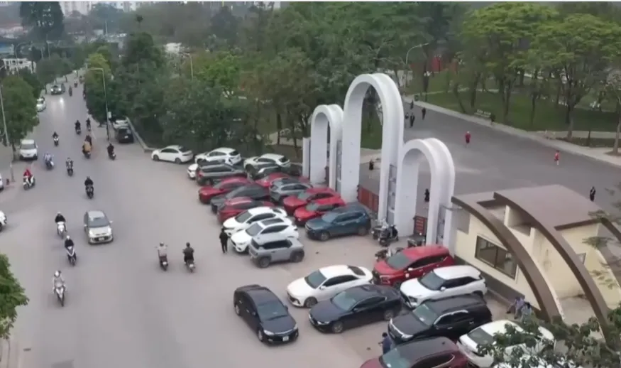 Lấn chiếm kh&ocirc;ng gian c&ocirc;ng cộng để đỗ &ocirc; t&ocirc;  - Ảnh 2.