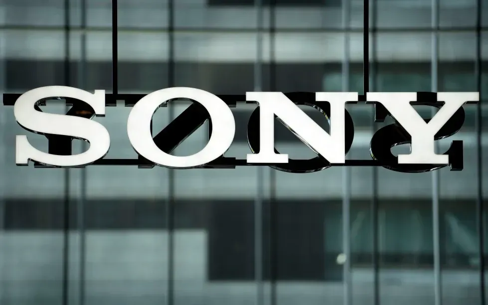 Logo Sony tại trụ sở Sony Corp. ở Tokyo, ngày 10/5/2022. (Ảnh: AP/Eugene Hoshiko)