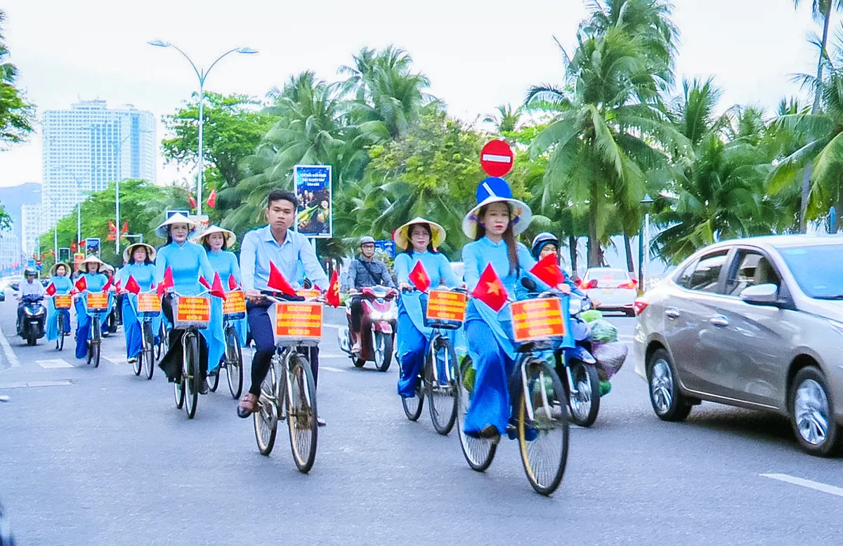 Từ những chuyến xe tuy&ecirc;n truyền lưu động, lan tỏa kh&ocirc;ng kh&iacute; ng&agrave;y hội bầu cử ở Kh&aacute;nh H&ograve;a - Ảnh 1.