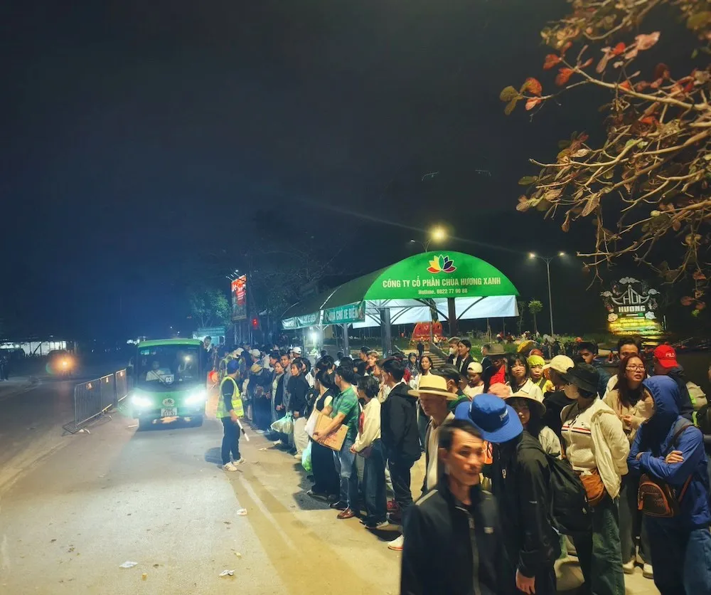 Siết chặt quản l&yacute; xe điện, xuồng đ&ograve; phục vụ du kh&aacute;ch tại khu di t&iacute;ch Ch&ugrave;a Hương- Ảnh 1.