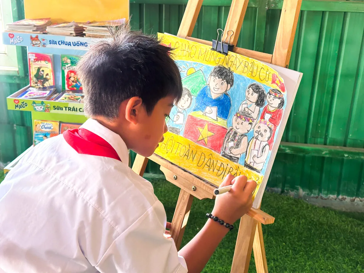 Học sinh người Xơ Đăng vẽ tranh cổ động ng&agrave;y bầu cử- Ảnh 1.