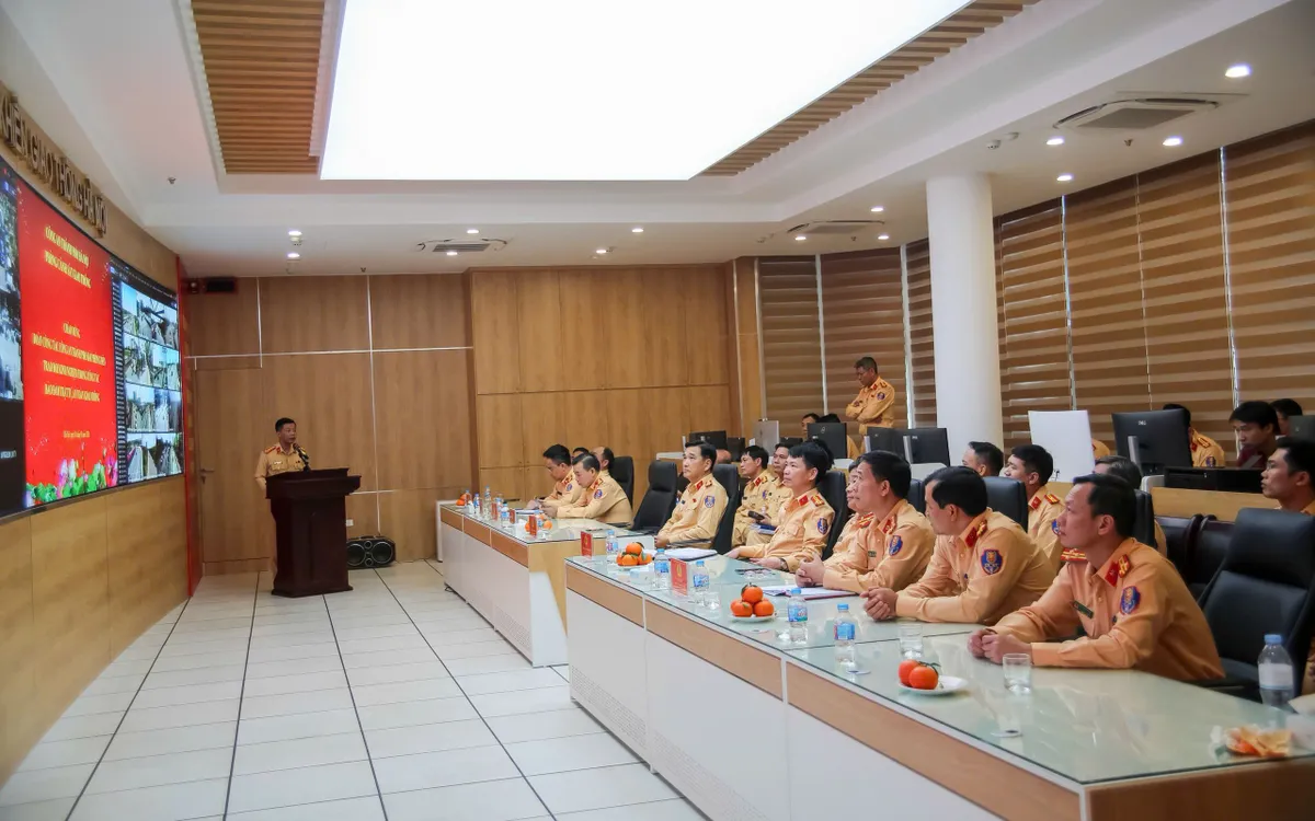 Đoàn công tác thăm Trung tâm điều khiển giao thông.