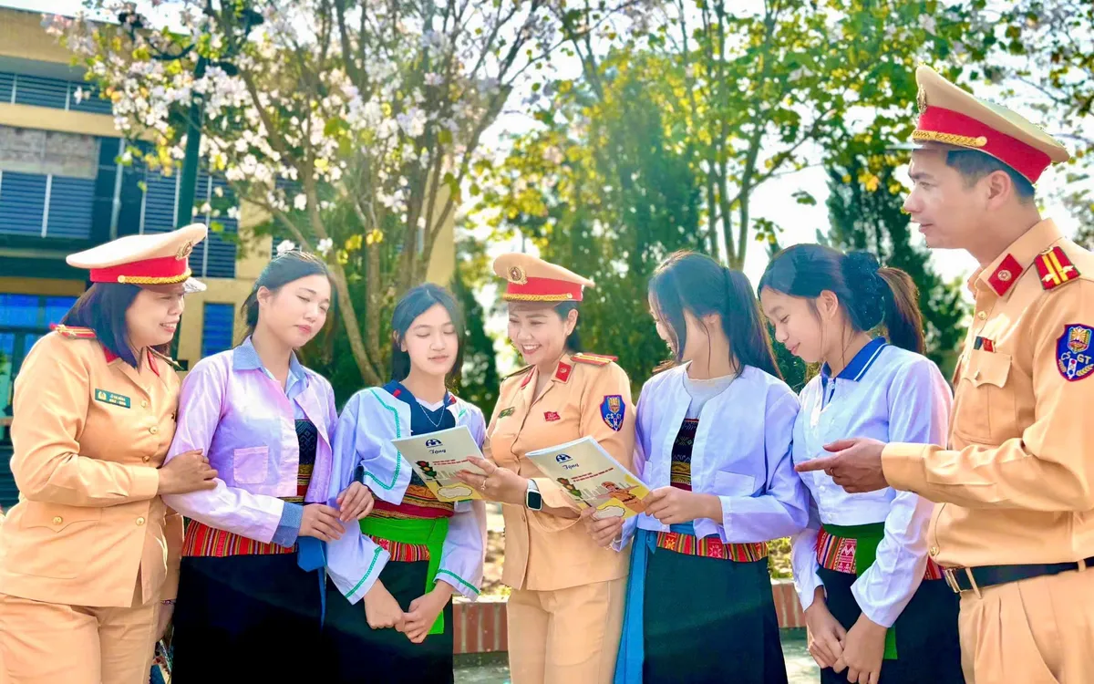 Tuyên truyền kỹ năng lái xe gắn máy an toàn đối với học sinh Trường THPT Dân tộc nội trú Hà Nội