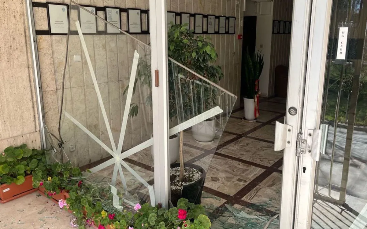 Cửa vào Lãnh sự quán Nga tại Isfahan bị hư hại sau vụ không kích (Ảnh: MID_Russia/Telegram)