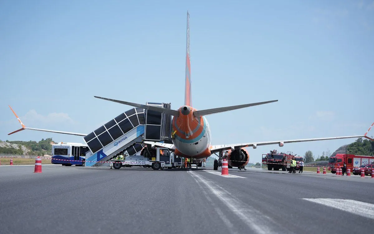 Máy bay Boeing 737-300 của Air India Express nằm trên đường băng tại sân bay Phuket sau cú tiếp đất mạnh bất thường vào ngày 11/3 (Ảnh: Sân bay Quốc tế Phuket)