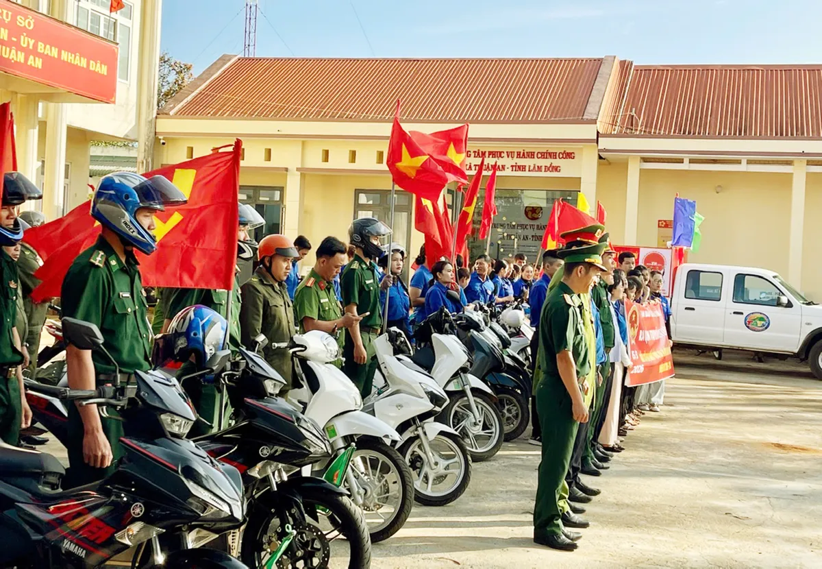 Bi&ecirc;n ph&ograve;ng L&acirc;m Đồng tuy&ecirc;n truyền bầu cử tới từng th&ocirc;n bản - Ảnh 1.