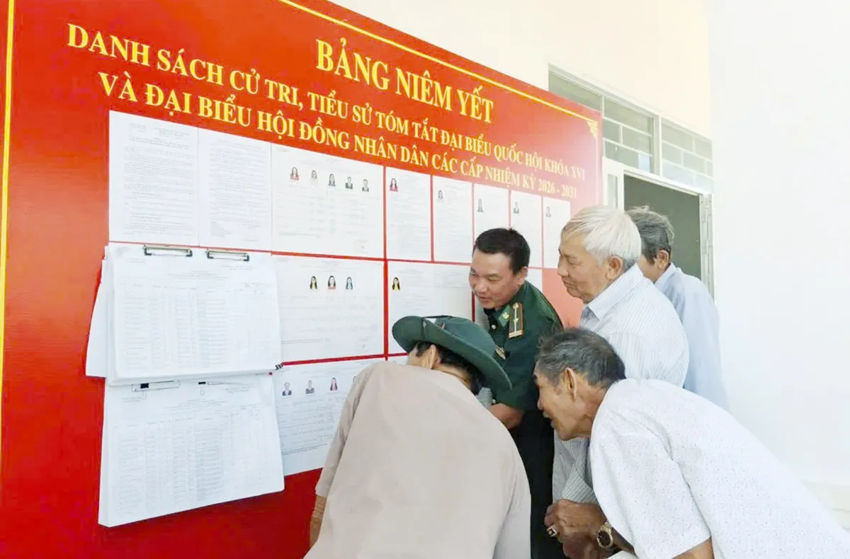 Bi&ecirc;n ph&ograve;ng L&acirc;m Đồng tuy&ecirc;n truyền bầu cử tới từng th&ocirc;n bản - Ảnh 4.