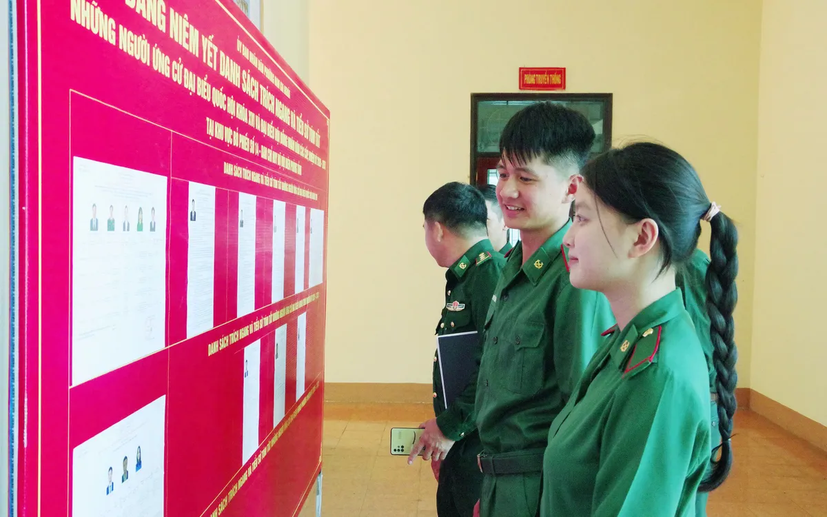 Cử tri trẻ lần đầu tham gia bỏ phiếu BĐBP tỉnh Lâm Đồng theo dõi danh sách cử tri.