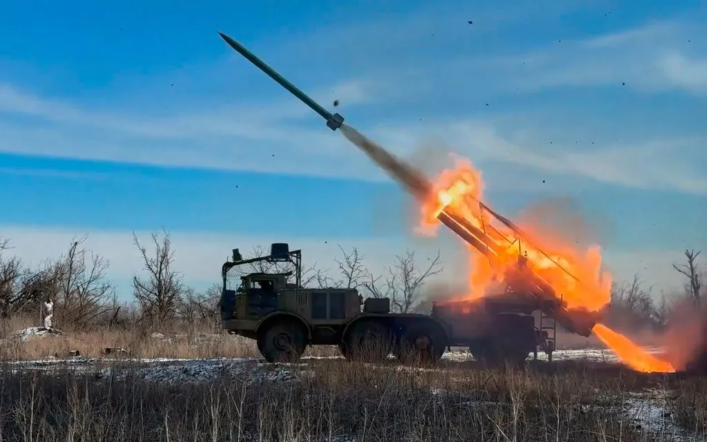 Hệ thống phóng rocket đa nòng tự hành của Nga khai hỏa về phía các vị trí của Ukraine (Ảnh minh họa: AP)