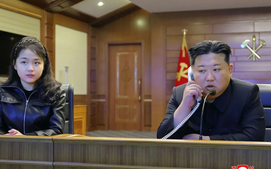 Nhà lãnh đạo Triều Tiên Kim Jong-un (phải) và con gái Ju-ae giám sát vụ thử nghiệm phóng tên lửa hành trình chiến lược từ tàu khu trục Choe Hyon, ngày 10/3/2026 (Ảnh: AP)