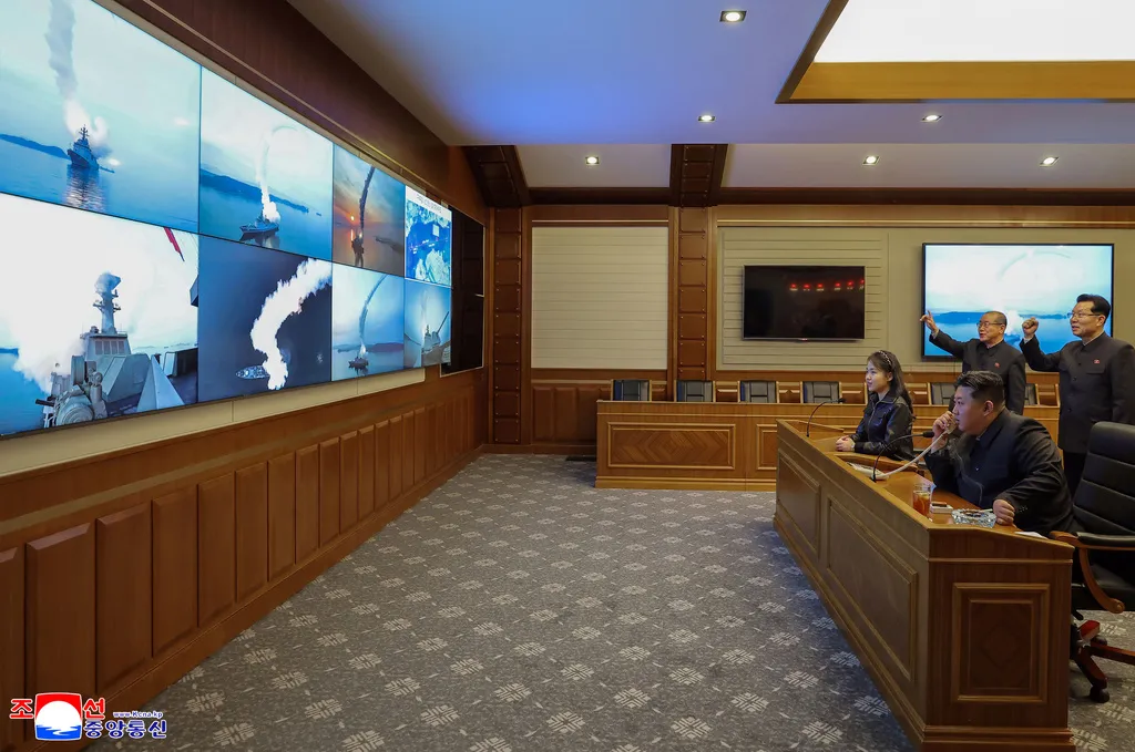 Chủ tịch Triều Ti&ecirc;n Kim Jong Un c&ugrave;ng con g&aacute;i gi&aacute;m s&aacute;t thử nghiệm t&ecirc;n lửa h&agrave;nh tr&igrave;nh chiến lược- Ảnh 1.