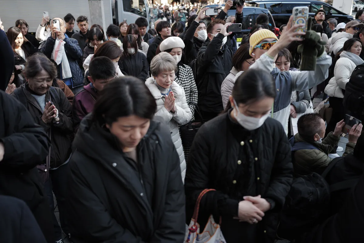 Nhật Bản tưởng niệm 15 năm thảm họa động đất - s&oacute;ng thần  - Ảnh 1.