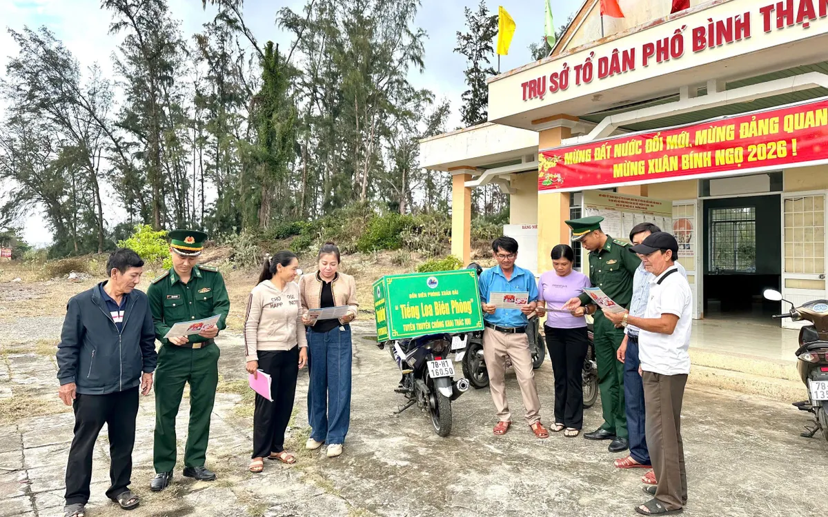 Cử tri tỉnh Đắk Lắk chủ động tìm hiểu thông tin ứng cử viên.