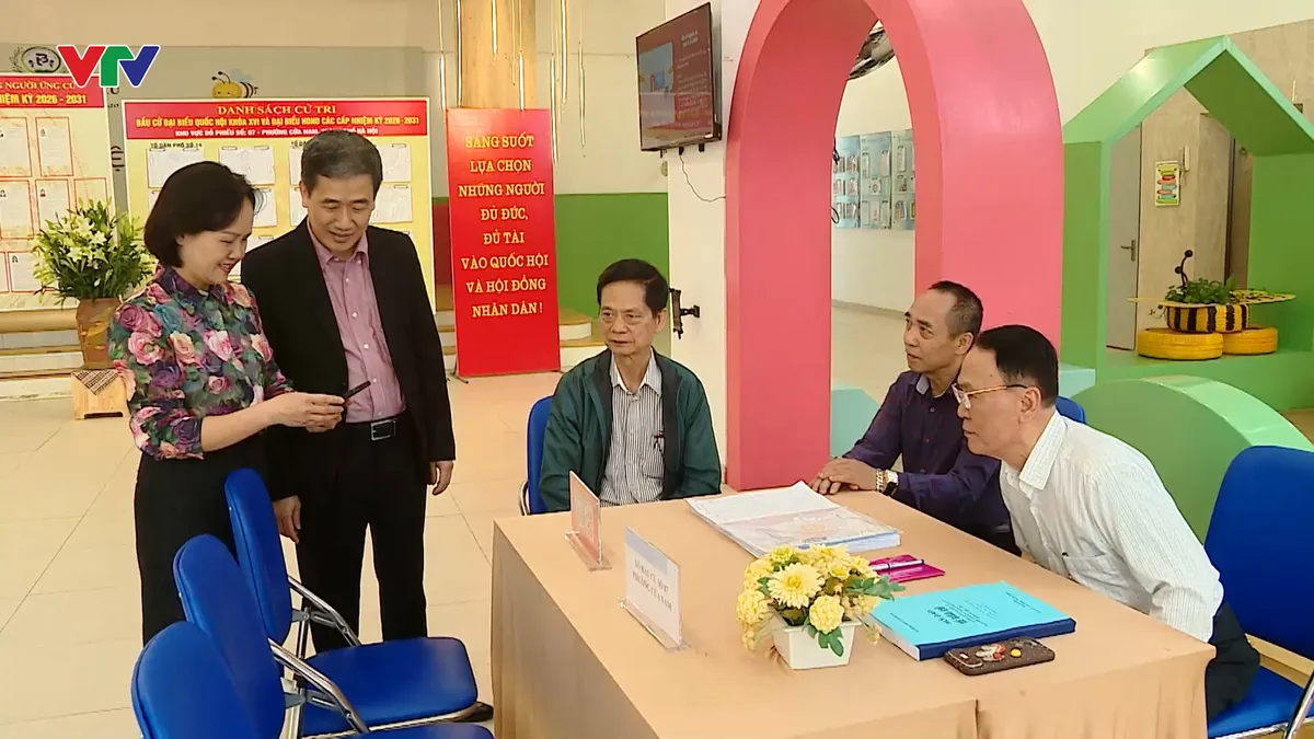 H&agrave; Nội cử tri cao tuổi n&ecirc;u cao tr&aacute;ch nhiệm với ng&agrave;y hội non s&ocirc;ng - Ảnh 2.