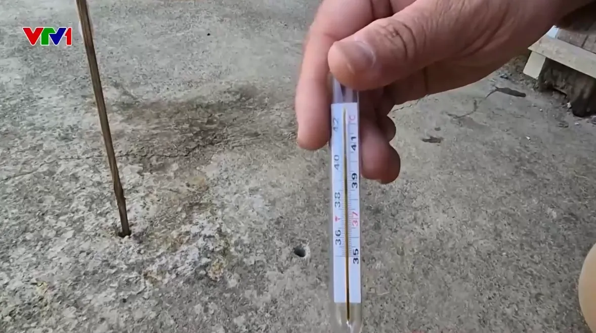 Nền vỉa h&egrave; ở Ứng H&ograve;a (H&agrave; Nội) n&oacute;ng bất thường 40-50 độ C, đi ch&acirc;n trần c&oacute; thể bị bỏng - Ảnh 1.