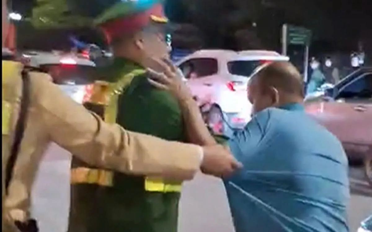 Lực lượng công an kịp thời ngăn chặn tài xế định rời khỏi hiện trường vụ tai nạn. 