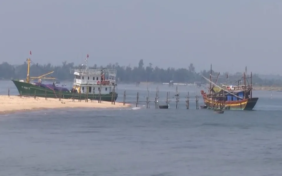 Nhiều t&agrave;u thuyền mắc cạn do cửa biển bị bồi lấp- Ảnh 1.