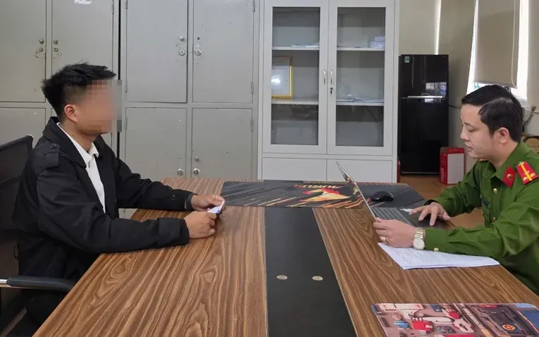 Cán bộ công an làm việc với ông T. Ảnh: Công an Hà Tĩnh.