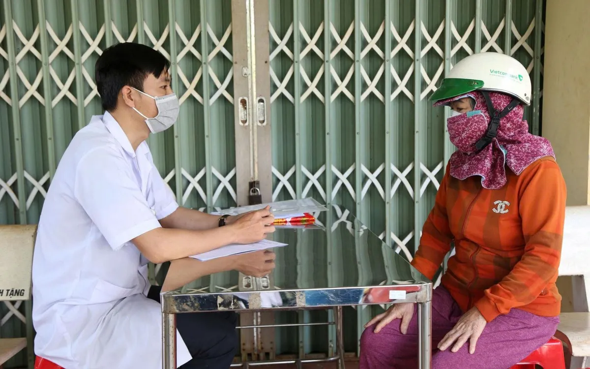 Cán bộ y tế tuyên truyền nâng cao nhận thức cộng đồng trong việc không kỳ thị với bệnh nhân lao. Ảnh: Đình Thi