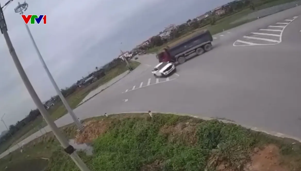 Ph&oacute;ng nhanh qua giao cắt, xe b&aacute;n tải bị xe tải đ&acirc;m xoay v&ograve;ng - Ảnh 1.