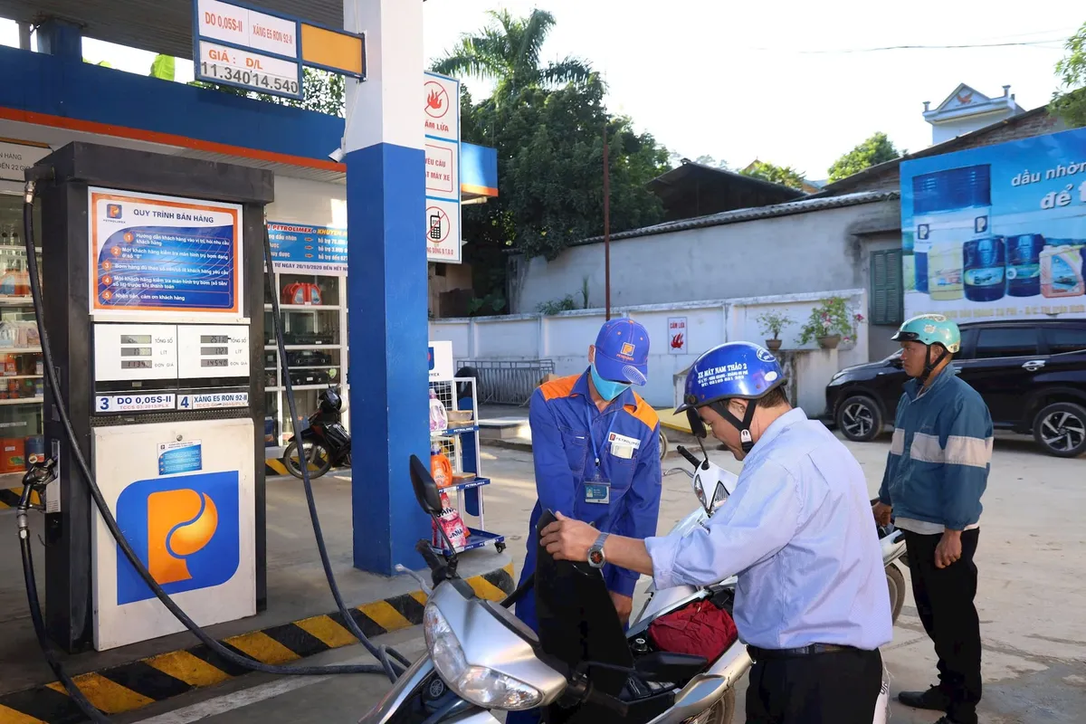 Gi&aacute; xăng tăng phi&ecirc;n thứ 4 li&ecirc;n tiếp, RON 95 l&ecirc;n hơn 29.000 đồng/l&iacute;t- Ảnh 1.